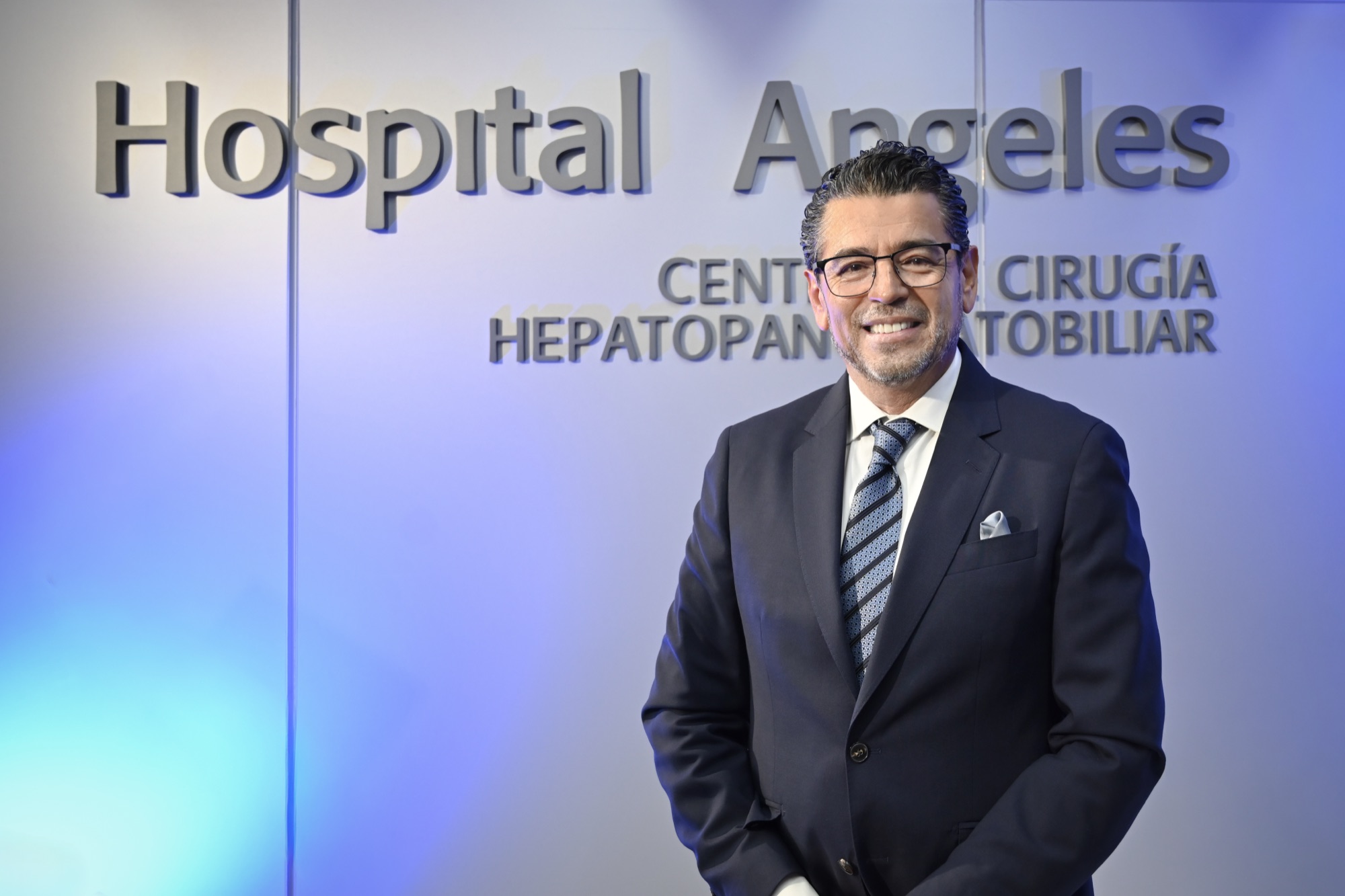 Dr. Luis Carlos Chan Núñez frente al letrero del Centro de Cirugía Hepatopancreatobiliar en Hospital Ángeles Pedregal